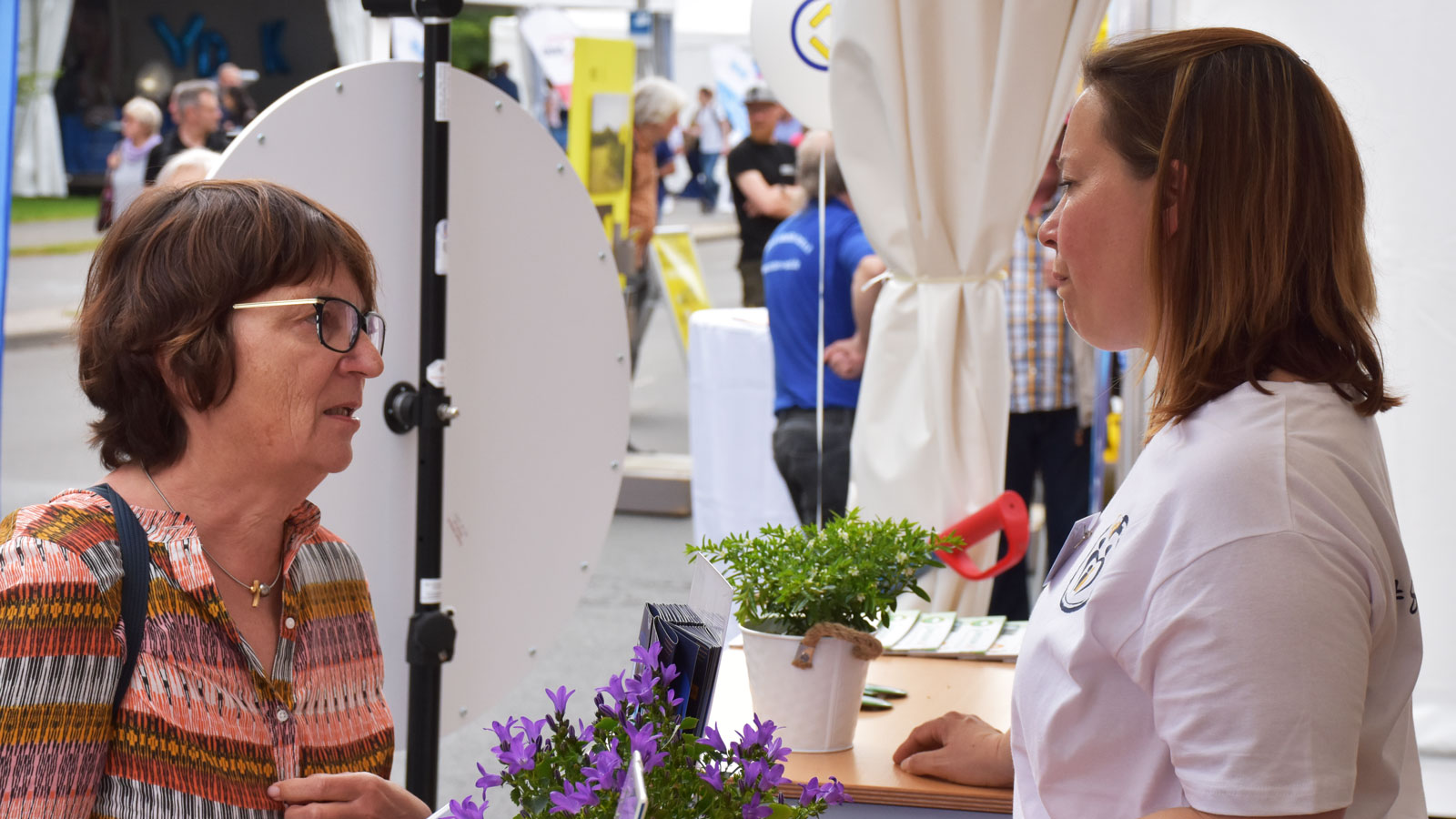 Beratung bei den Diabetikern Niedersachsen Anke Buschmann im Gespräch am Infozelt