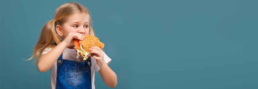 Kleines Mädchen isst Hamburger