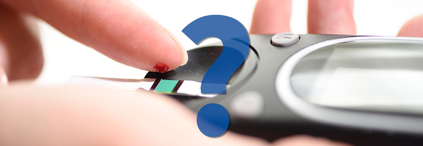 Jemand misst seinen Blutzucker. Darüber ein Fragezeichen.