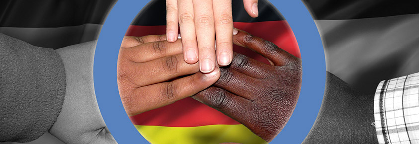 Drei Händer von Menschen unterschiedlicher Hautfarbe vor einer Deutschlandflagge im blauen Diabeteskreis