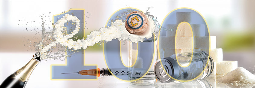EIn Fläschchen Insulin und eine Spritze, davor eine Hundert und eine korkenknallende Flasche Sekt