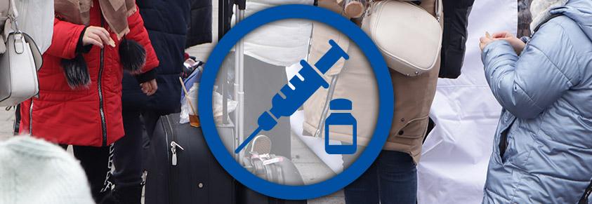 Im Hintergrund flüchtende Menschen aus der Ukraine auf gepackten Koffern, davor Insulin im blauen Kreis