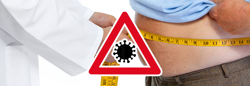 Einem dicken Mann wird der Bauchumfang gemessen, davor ein Warnddreieck mit einer stilisierten Coronavire in der Mitte