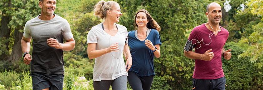 Eine Gruppe von vier Menschen beim Joggen