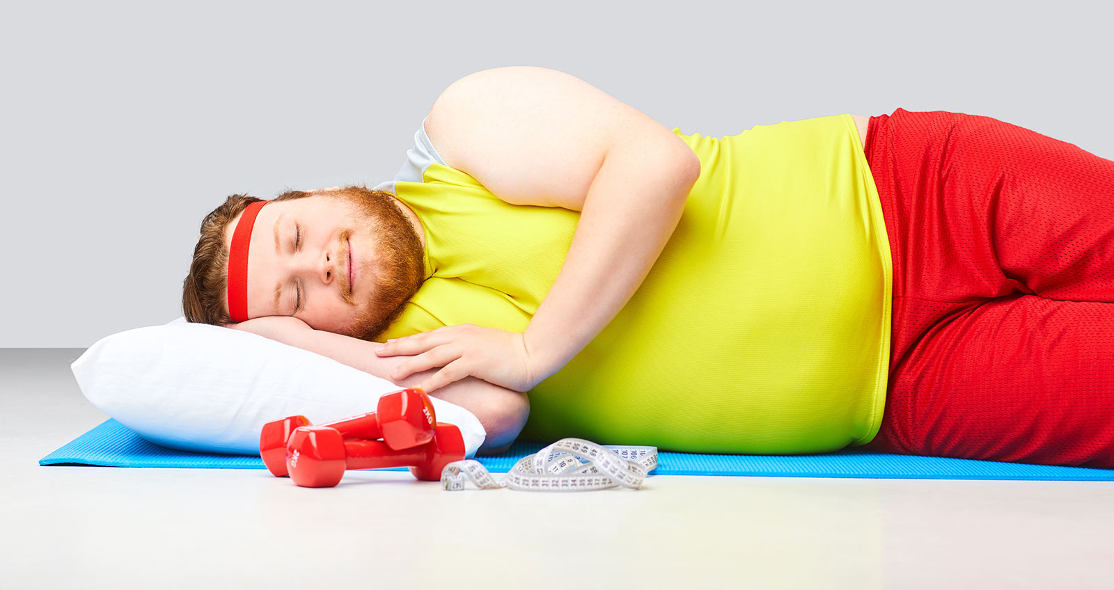 Ein übergewichtiger Mann ist beim Sport eingeschlafen