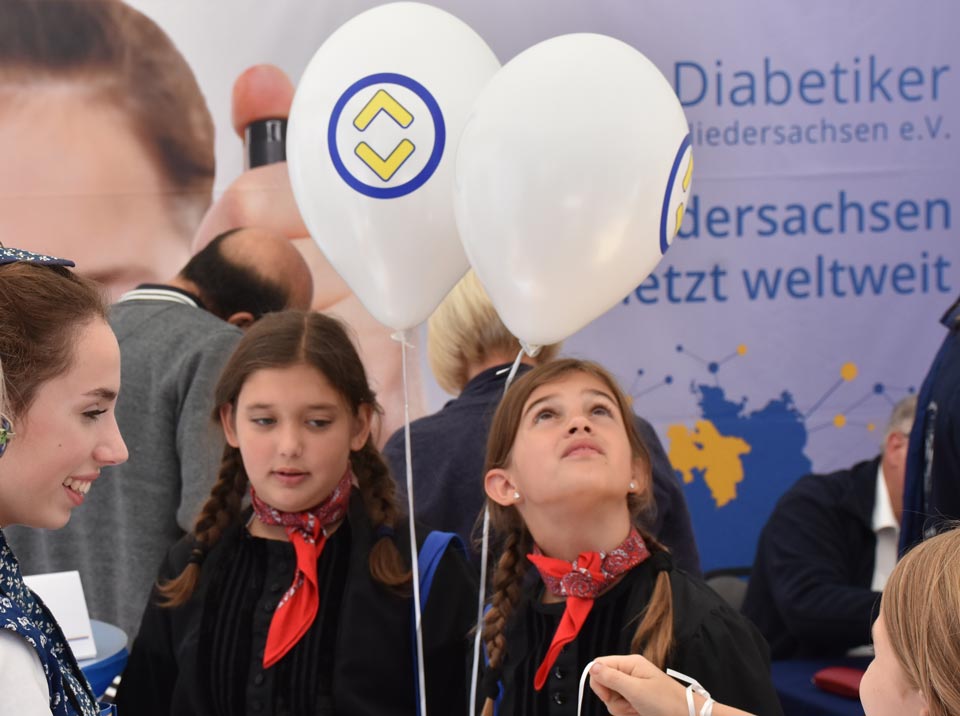 Zwei Kinder mit einem Luftballon der Diabetiker Niedersachsen