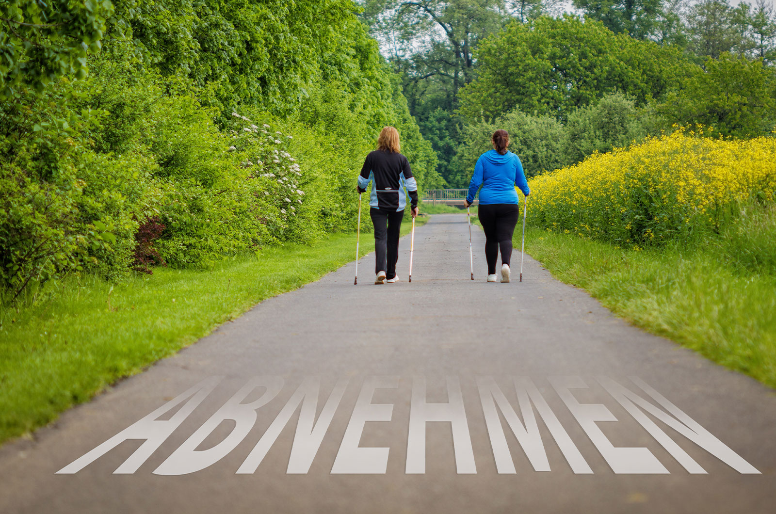 zwei Frauen beim Walking durch einen Park mit der Bildunterschrift: ABNEHMEN