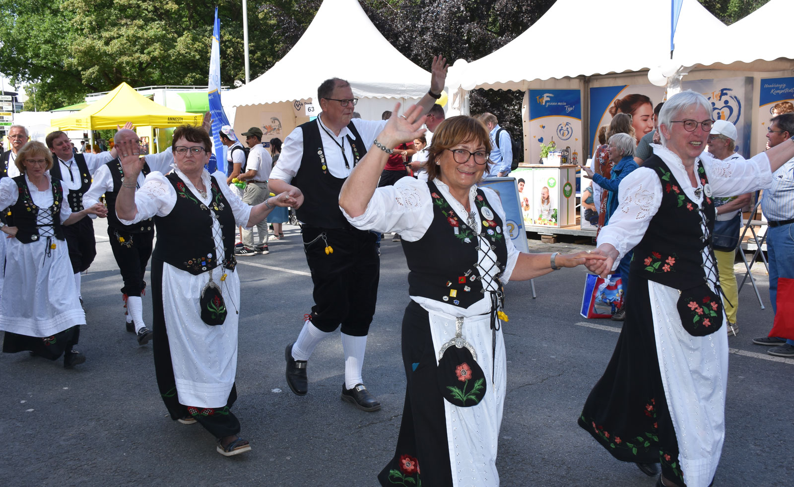 Trachtenverein Damen in Trachten