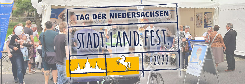 Ein volles Infozelt, davor das Logo des Tages der Niedersachsen