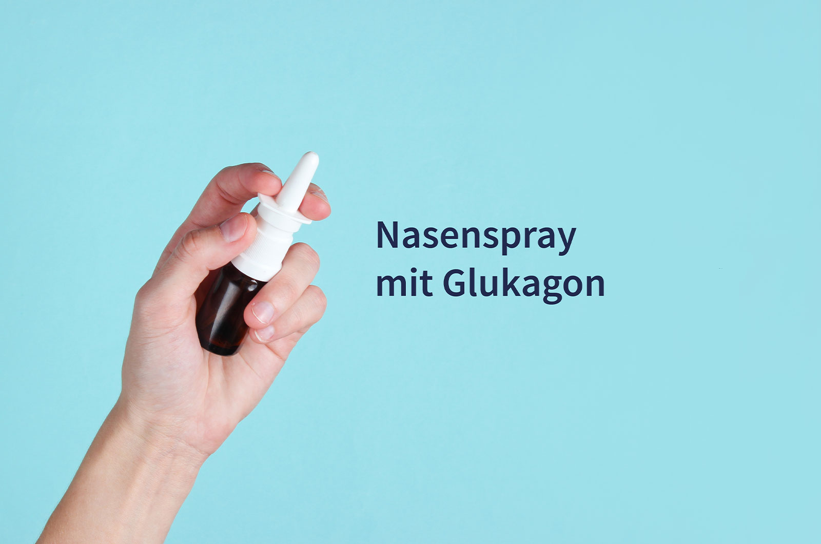Nasenspray in der Hand in der Hand wird ein Nasenspray gehalten, daneben steht der Schriftzug Nasenspray mit Glukagon