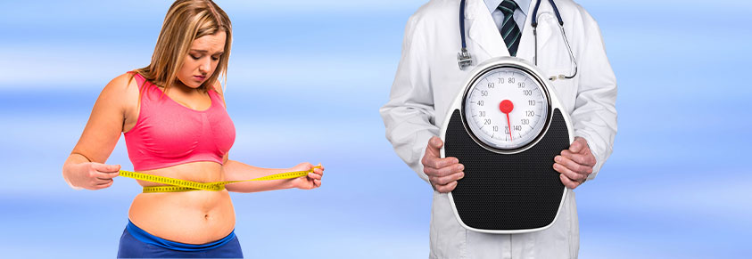 Frau während der Gewichtsabnahme mit einem Bandmaß um den Körper, rechts daneben ein Arzt hält Personenwaage in beiden Händen zur Gewichtskontrolle