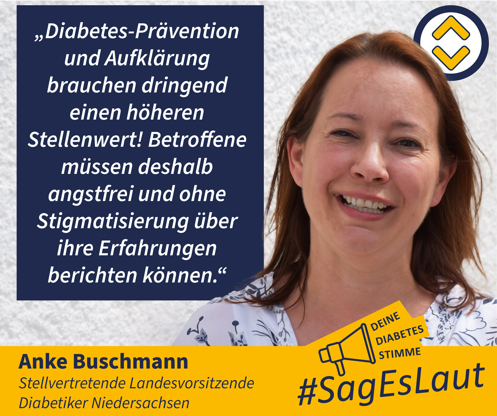 Anke Buschmann vor einer Wand, dabeben ein Zitat von Ihr. Es lautet: „Diabetes-Prävention und Aufklärung brauchen dringend einen höheren Stellenwert! Betroffene müssen deshalb angstfrei und ohne Stigmatisierung über ihre Erfahrungen berichten können.“ 