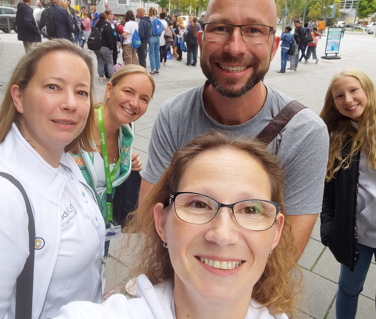 Katrin Hellemann, Anke Buschmann, Sascha Schworm und weitere Menschen machen ein Selfie