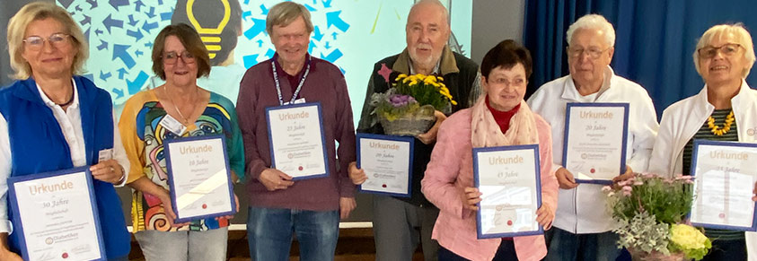 Die Jubilare mit ihren Urkunden sind auf einem Gruppenfoto zu sehen