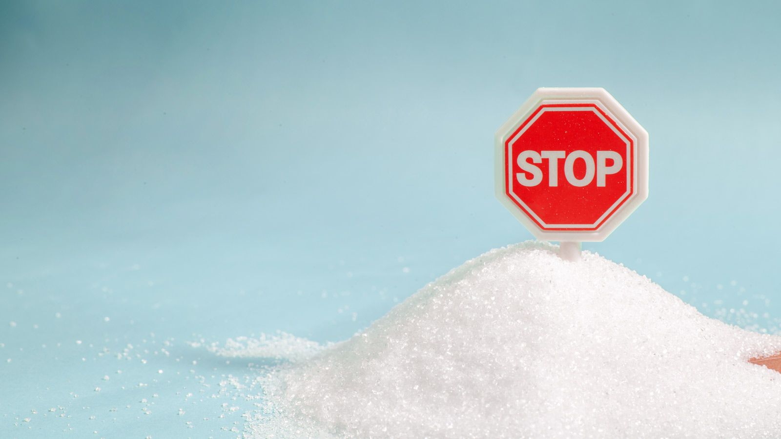 Zucker stoppen Ein Stopp-Schild auf einem Berg