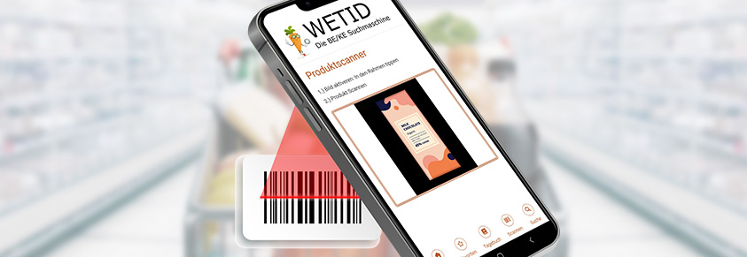 Vor einem Einkaufswagen ein Smartphone, welches einen Produktcode scannt, auf dem Display ist die App WETID geöffnet