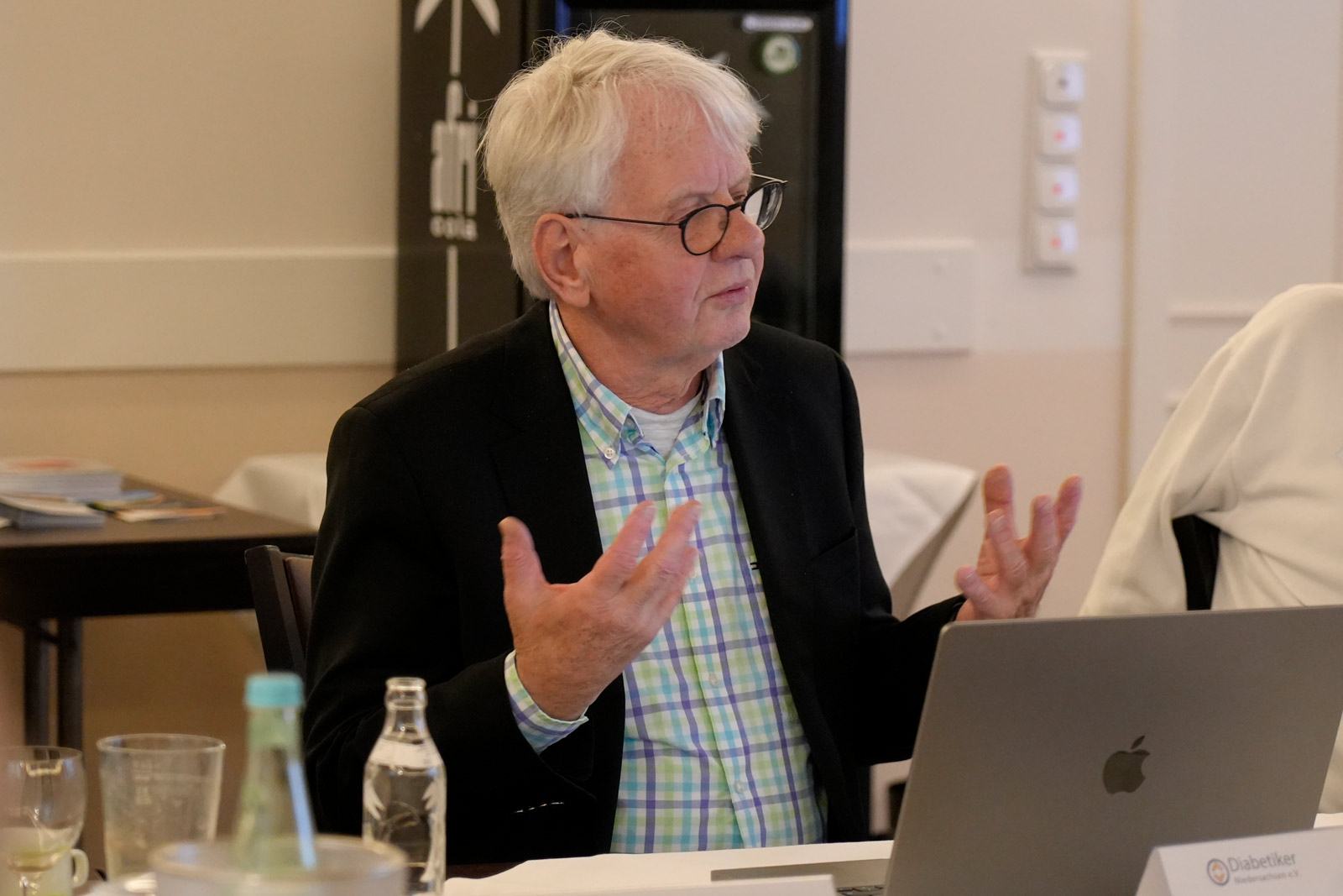 Jörg von Hübbenet Jörg von Hübbenet ist engangiert gestikulierend während des Vortrages zu sehen