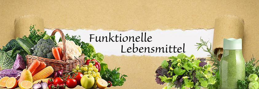 funktionelle Lebensmittel, Weidenkörbchen mit Obst und Gemüse, gesunder grüner Smoothie mit Salat und Gemüse 