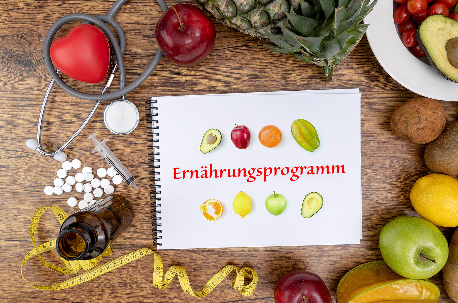 Ernährungsprogramm mit Fitness- und Abnehmkonzept, Hanteln, Pillen, Spritze, Obst und Maßband auf einem Holztisch