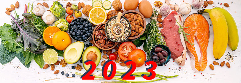 Ketogenes Low Carb als Diätkonzept, Auswahl gesunder Lebensmittel auf weißem Holzhintergrund, ausgewogene gesunde Inhaltsstoffe aus ungesättigten Fetten, Jahreszahl 2023