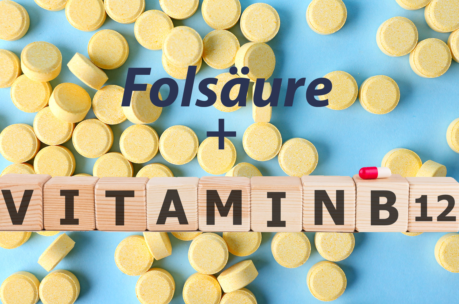 Folsäuretabletten als Nahrungsergänzungsmittel und Schriftzug Vitamin B12, mit Holzbausteinen gesetzt