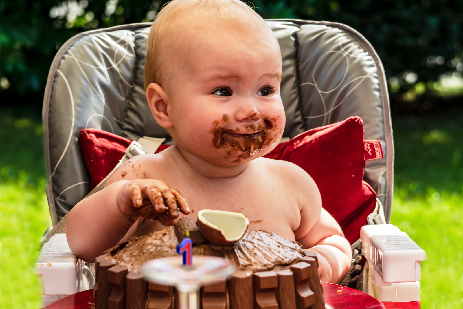 Ein Kleinkind hat den Mund mit Schokolade vollgestopft