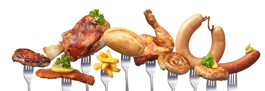 fettreiche Ernährung - auf 10 Gabeln sind fettreiche Lebensmittel aufgespießt, z.B. Grillhaxe, Schnitzel, Pommes, Bockwurst etc.