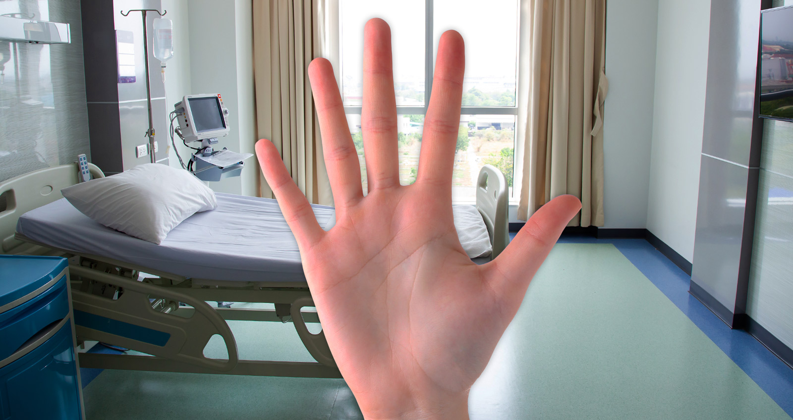 Eine Hand die 5 Finger hebt. Im Hintergrund ein Krankenhauszimmer 