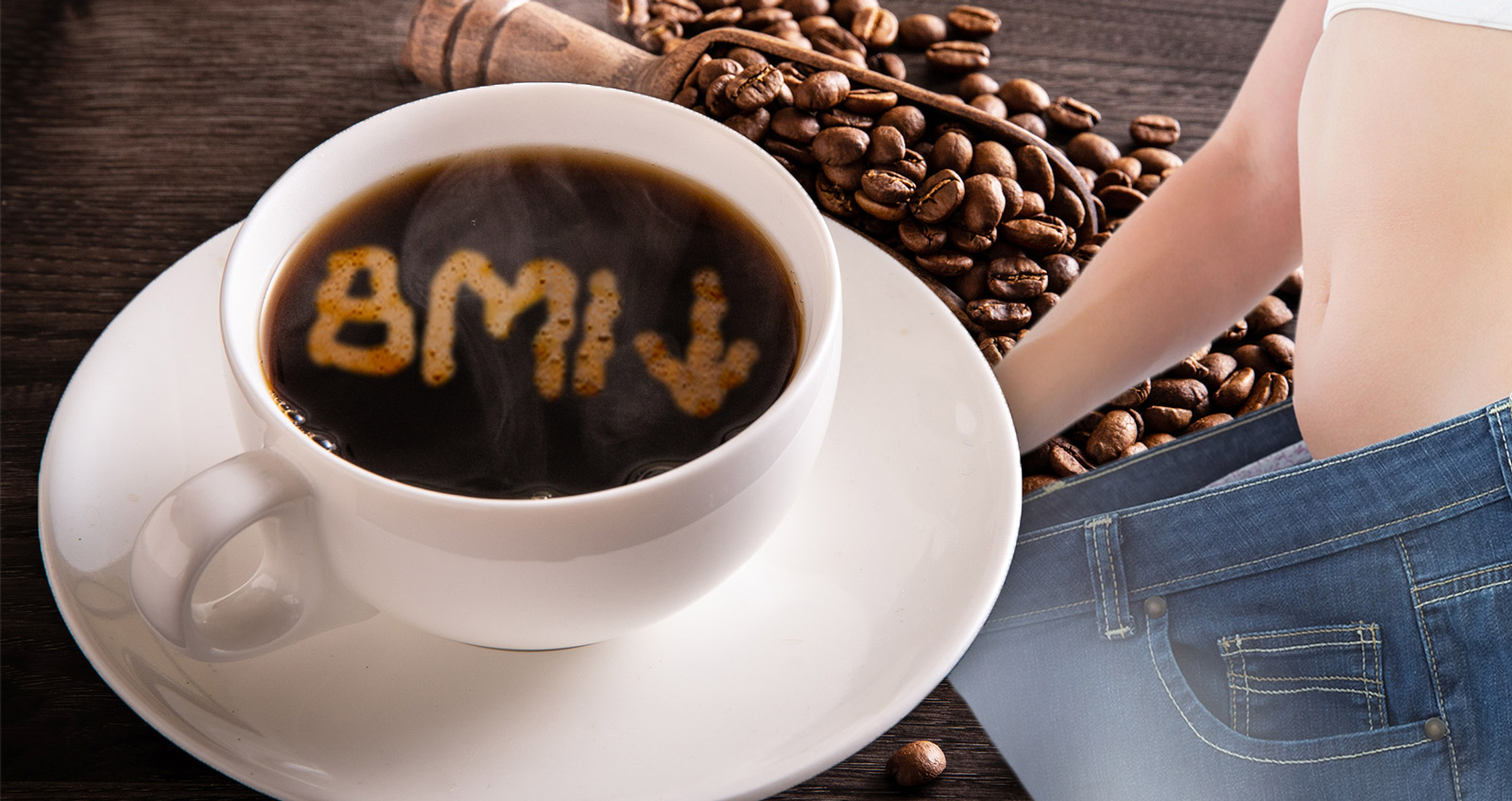 Eine gefüllte Kaffeetasse ist zu sehen. Der Schaum auf dem Kaffee formt das Kürzel "BMI", dahinter ein Pfeil nach unten. im Hintergrund Kafeebohnen und eine Frau, der ihre Jeans nicht mehr passt, weil sie zu schlank ist.