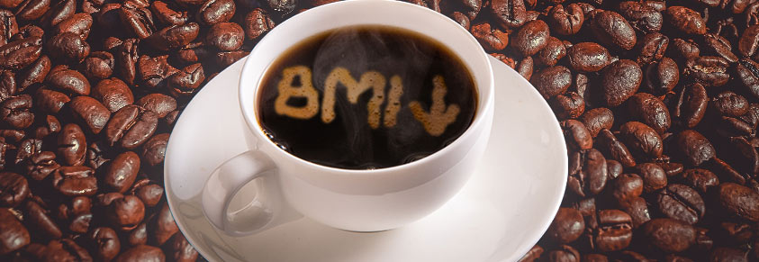 Eine gefüllte Kaffeetasse ist zu sehen. Der Schaum auf dem Kaffee formt das Kürzel "BMI", dahinter ein Pfeil nach unten, im Hintergrund Kafeebohnen.