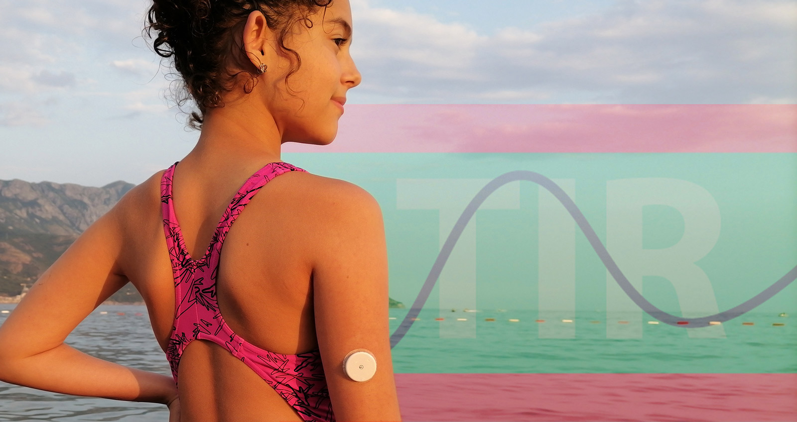 Ein junges Mädchen steht im Badeanzug am Strand und guckt aufs Wasser. Am Arm trägt sie einen rtCGM-Sensor, im Hintergrund ist ein Blutzuckerverlauf der komplett im Zielbereich verläuft zu sehen