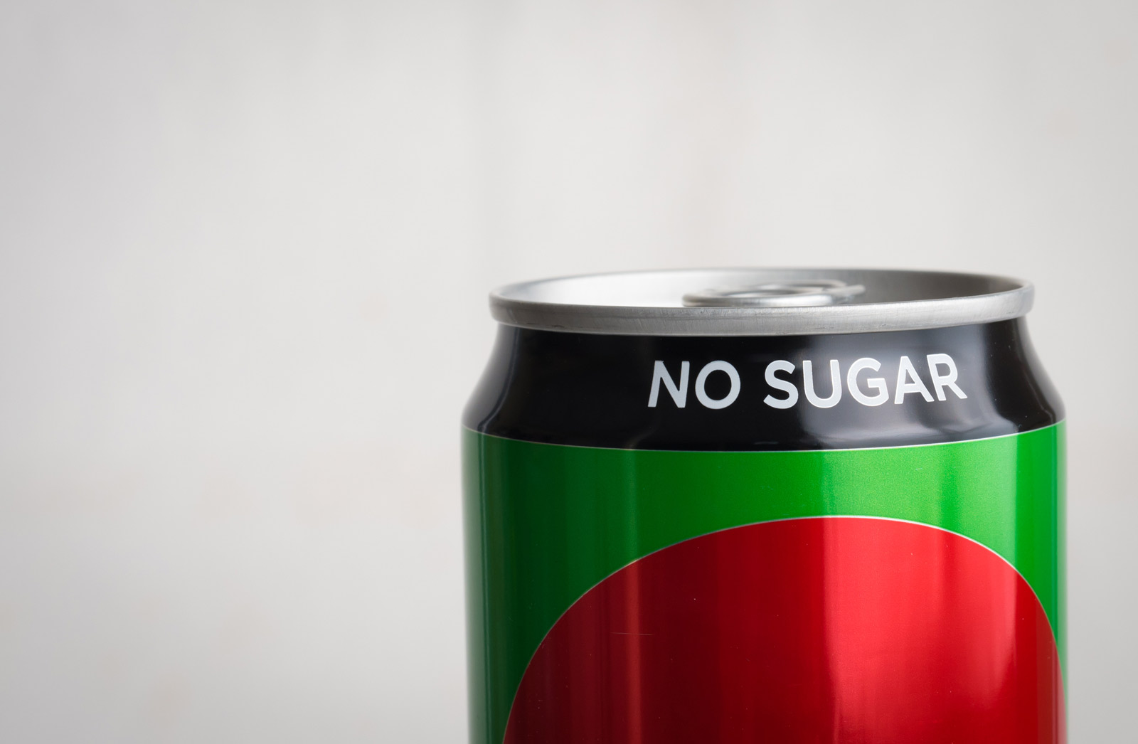 Eine Getränkedose mit der Aufschrift "No Sugar"