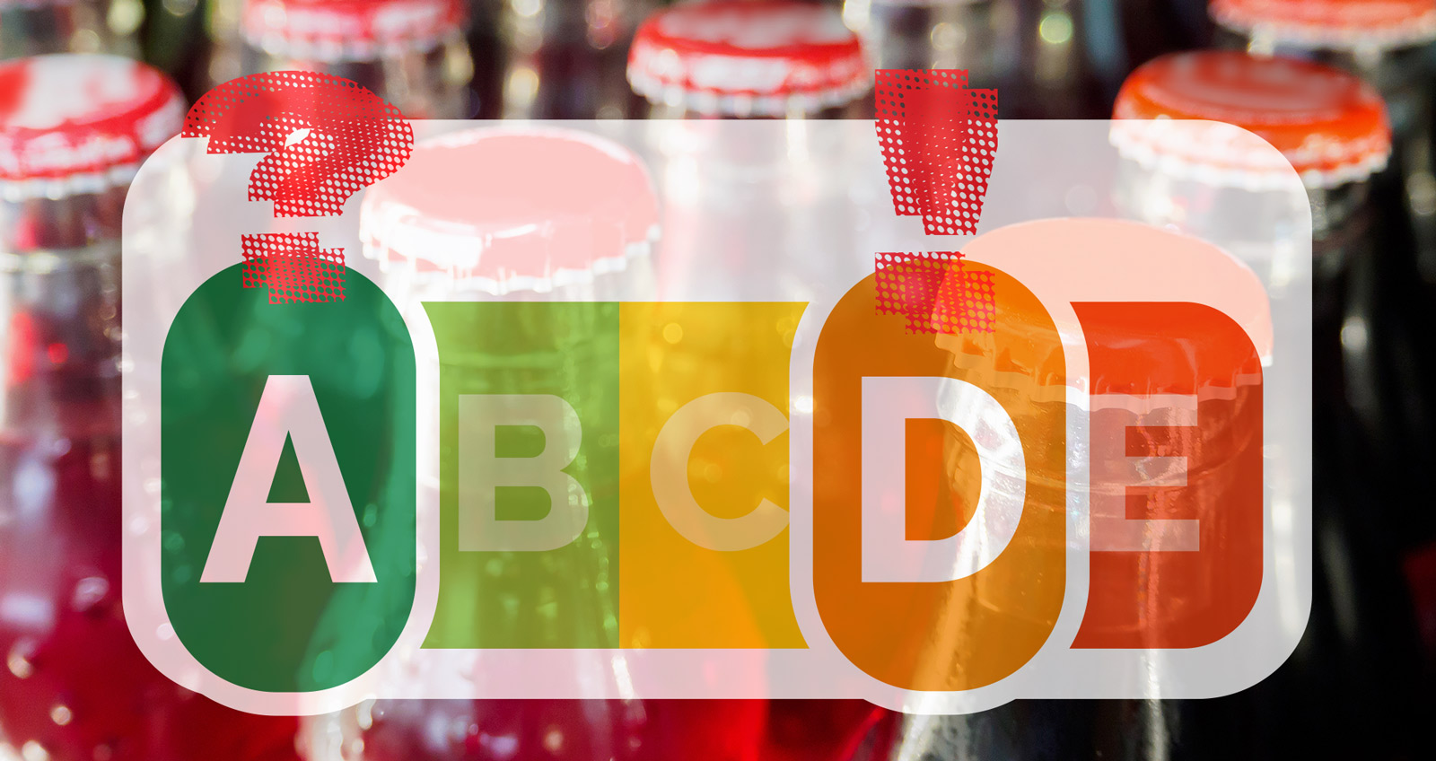 Im Hintergrund eine Reihe von Softdrink-Flaschen, davor die Nutriscore-Grafik mit "A" und "D" hervorgehoben, über dem A ein Fragezeichen, über dem D ein Ausrufezeichen