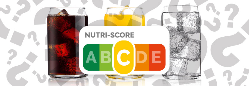 Im Hintergrund eine Reihe von Softdrink-Flaschen, davor die Nutriscore-Grafik mit "A" und "D" hervorgehoben, über dem A ein Fragezeichen, über dem D ein Ausrufezeichen