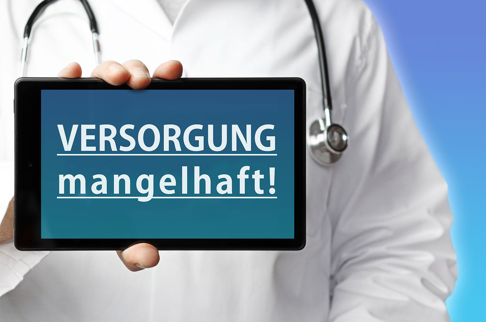 Versorgung mangelhaft Arzt mit Stethoskop hält Tablet in einer Hand. Text im Display: VERSORGNG mangelhaft!