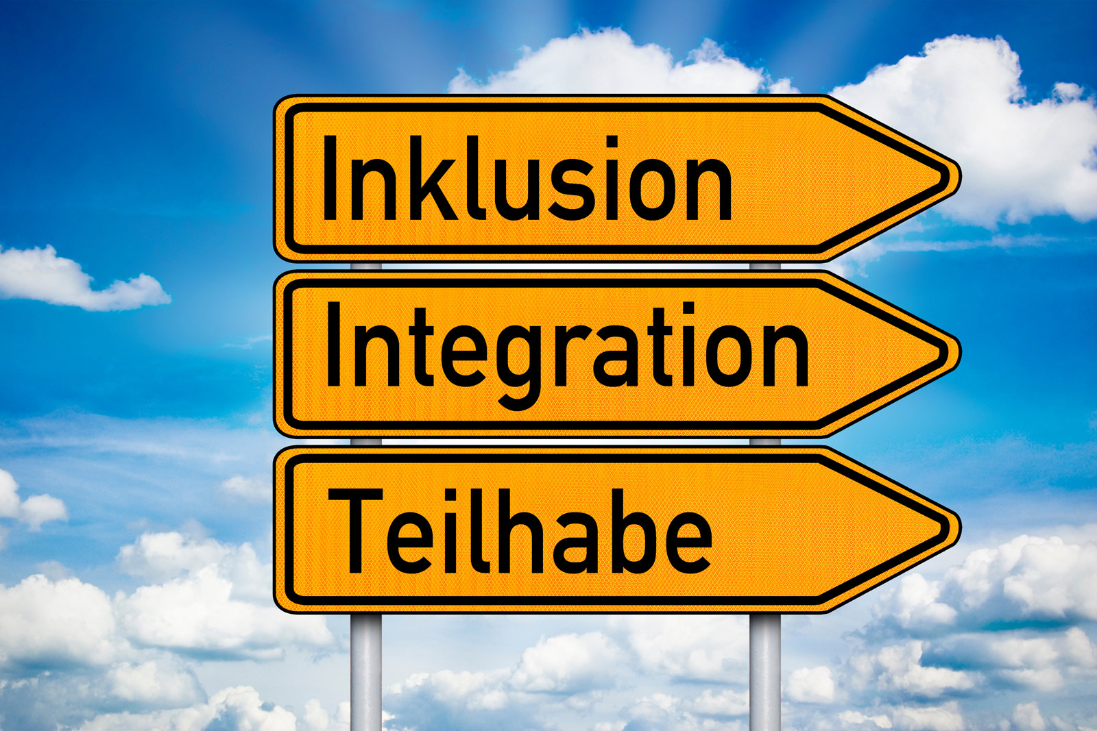 Drei Wegweiser auf denen steht: "Inklusion", "Integration", "Teilhabe"