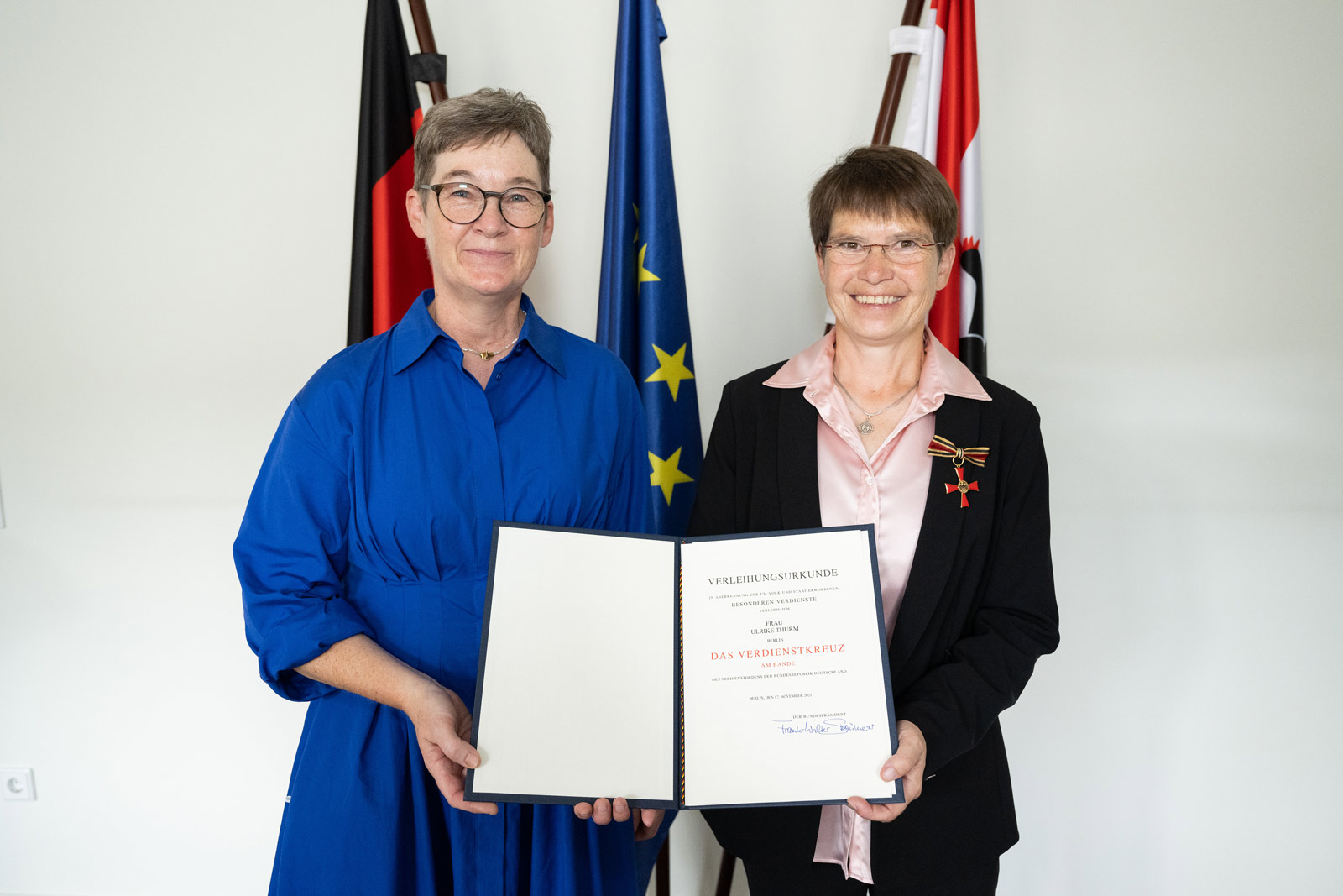 Ulrike Thurm bei der Verleihung des Bundesverdienstkreuzes