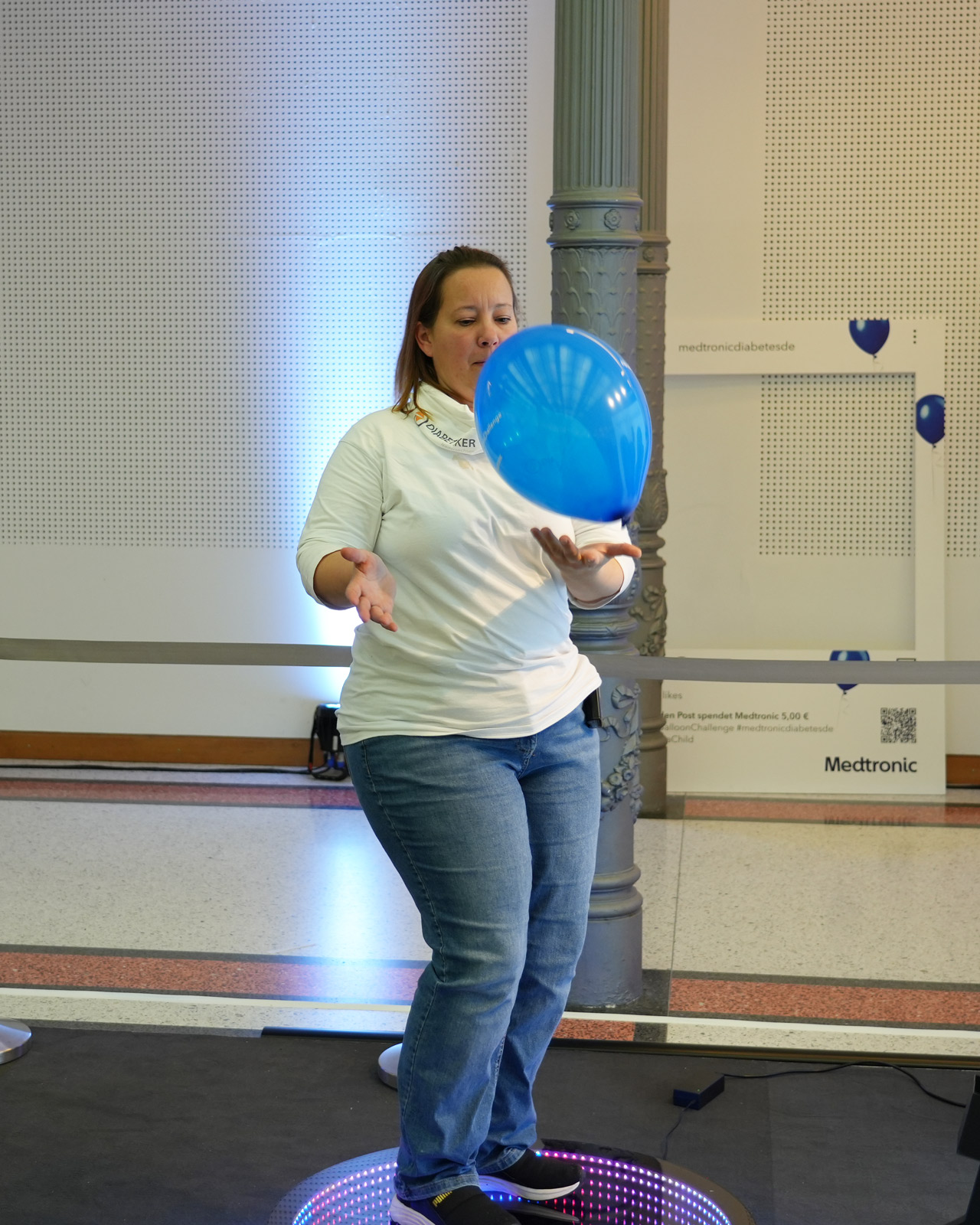 Anke Buschmann balanciert einen Luftballon