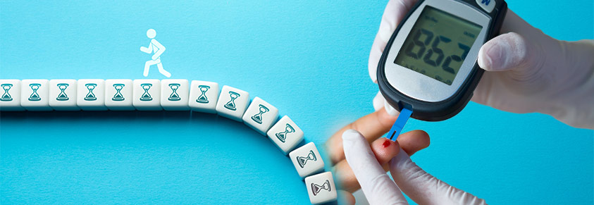 Ein Männchen läuft auf einer Reihe Würfeln mit Sanduhren drauf, die hinter ihm wegbricht, rechts daneben ein Blutzuckermessgerät, welches einen hohen Wert anzeigt.