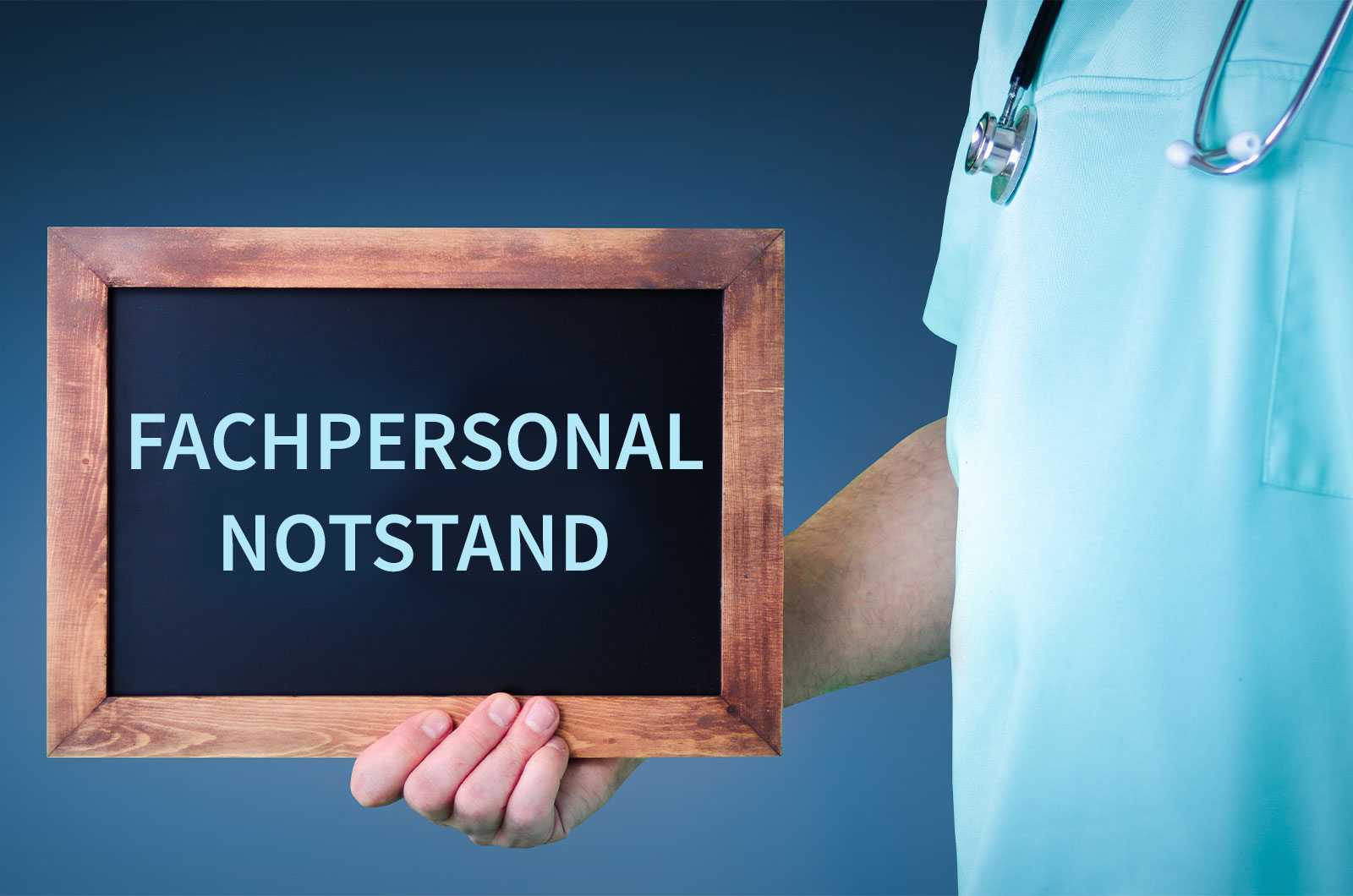 Fachpersonal Notstand Arzt zeigt Tafel mit Holzrahmen, Fachpersonal Notstand
