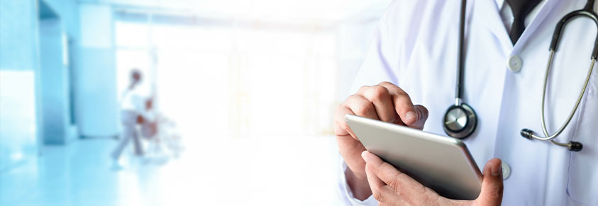 Facharzt mit Stethoskop im Krankenhaus