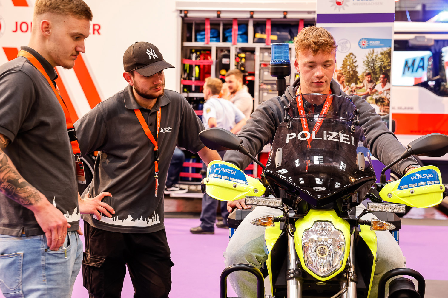 Ein junger Mann sitzt auf einem Polizei-Motorrad