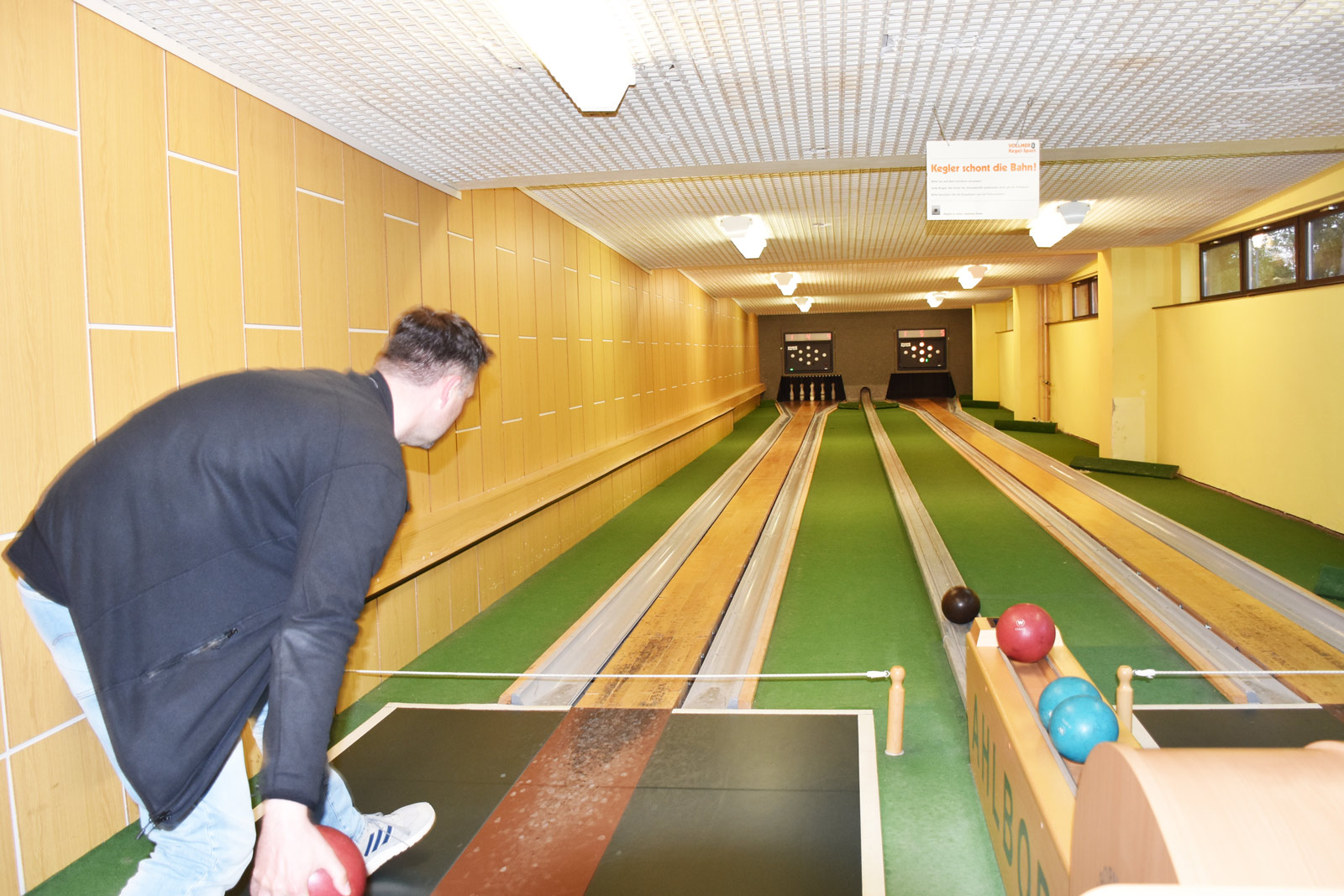 Kegelbahn Ein Vater kegelt