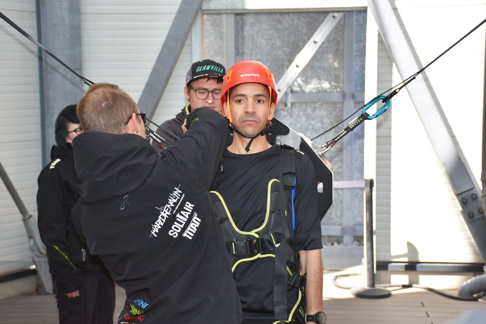 Ultrashot-Vorbereitung Ein Vater ist in einem Schleudersitz eingehakt und schaut ängstlich.
