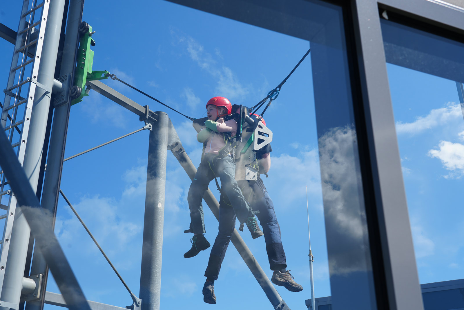 Ausblick vom Ultrashot EIn Kind und ein Vater gucken oben aus dem Ultrashot heraus