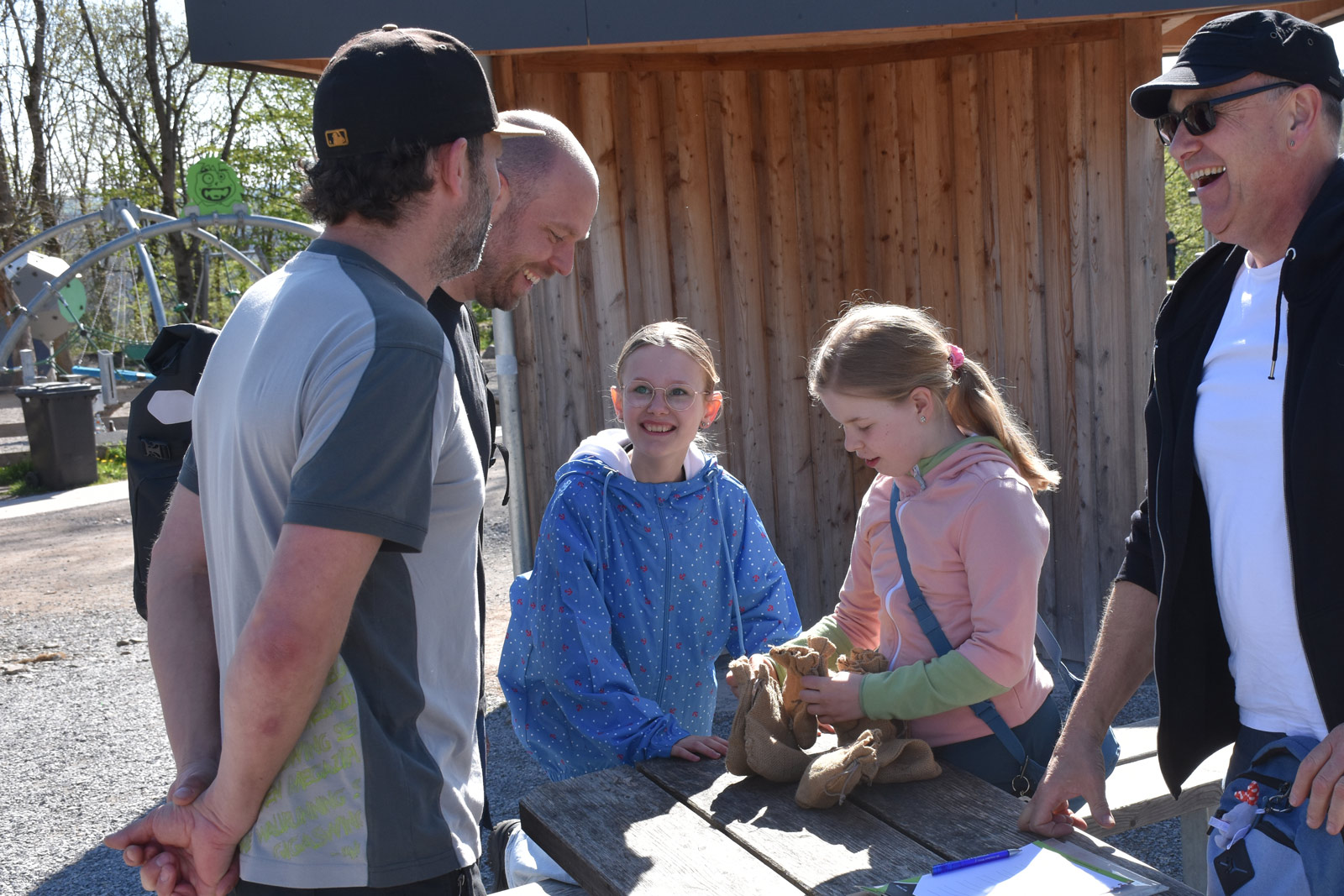 Gewichteraten Kinder raten das Gewicht von Säcken