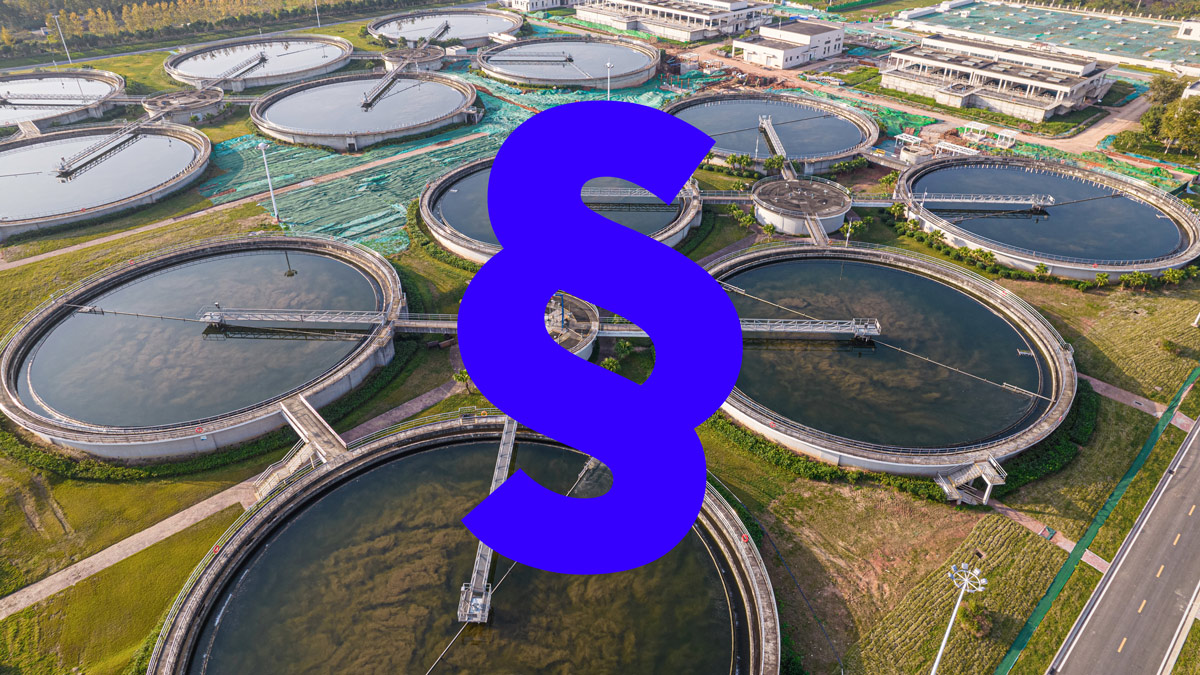 Neue EU-Richtlinie zu Abwasser Eine Kläranlage, davor eine blaues Paragrafen-Zeichen