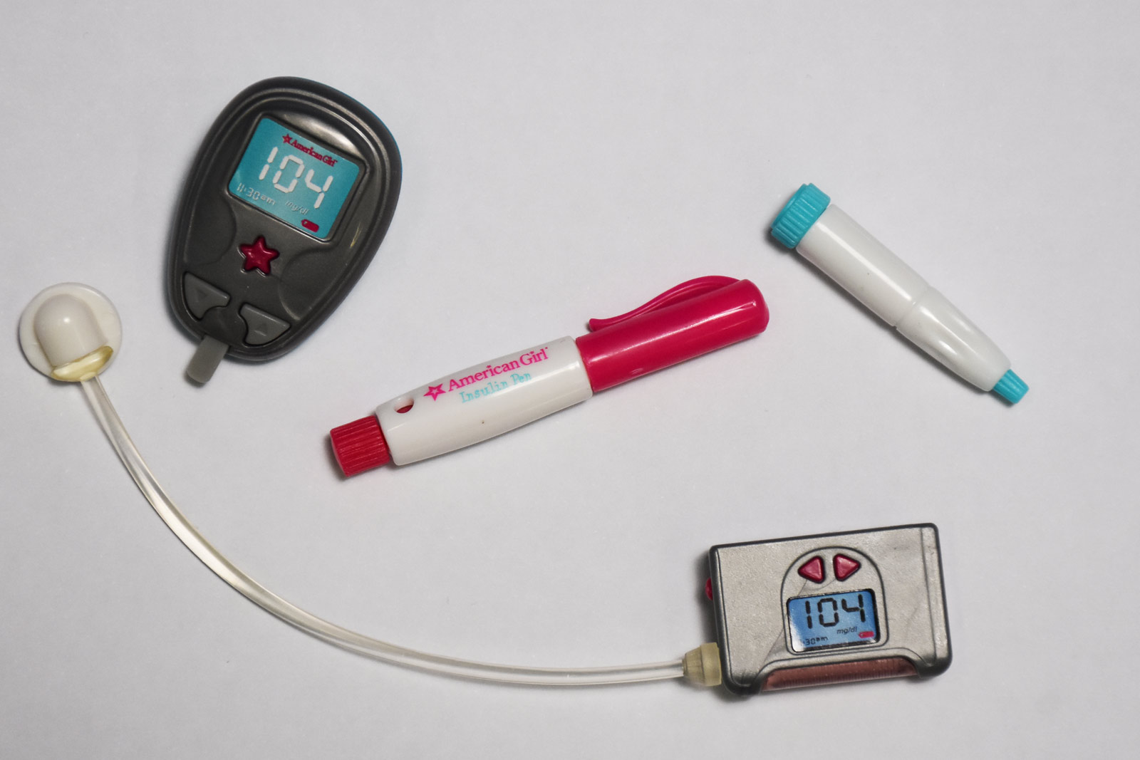 Hilfsmittel für Barbie Verschiedene Diabetes-Hilfsmittel als Plastiknachbildung in Barbie-Größe