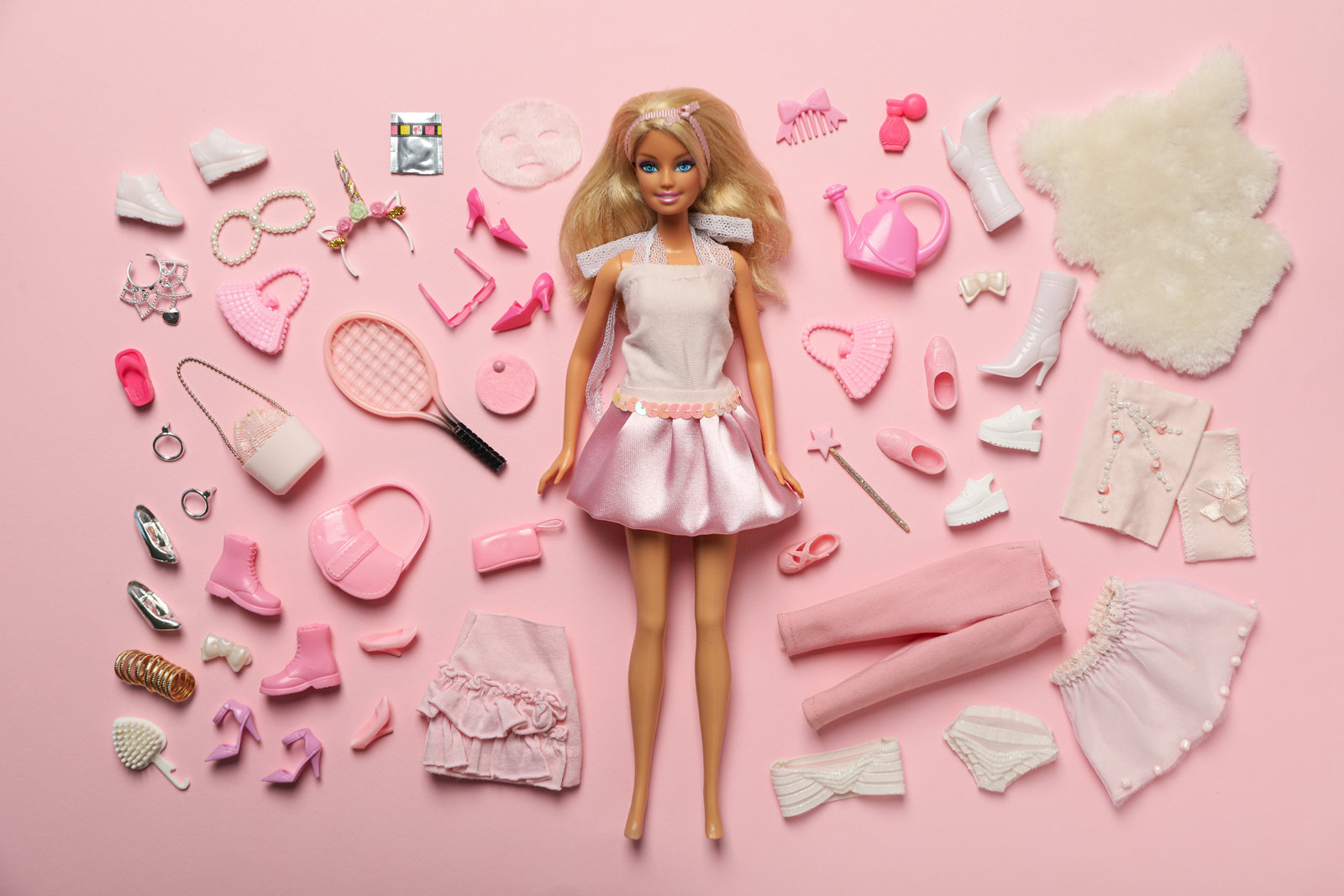 Barbies bunte Accesoire-Vielfalt Eine BArbie umgeben von zig Accesoires
