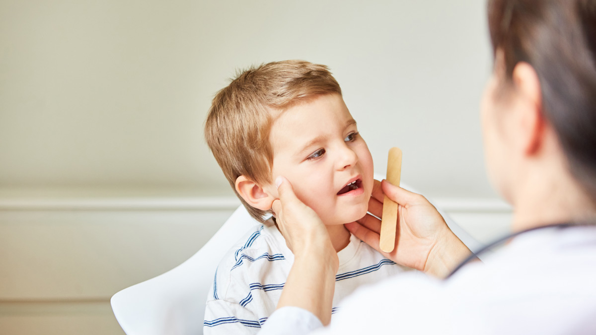 Nebenwirkungen Ein Kind wird an den Lymphknoten untersucht